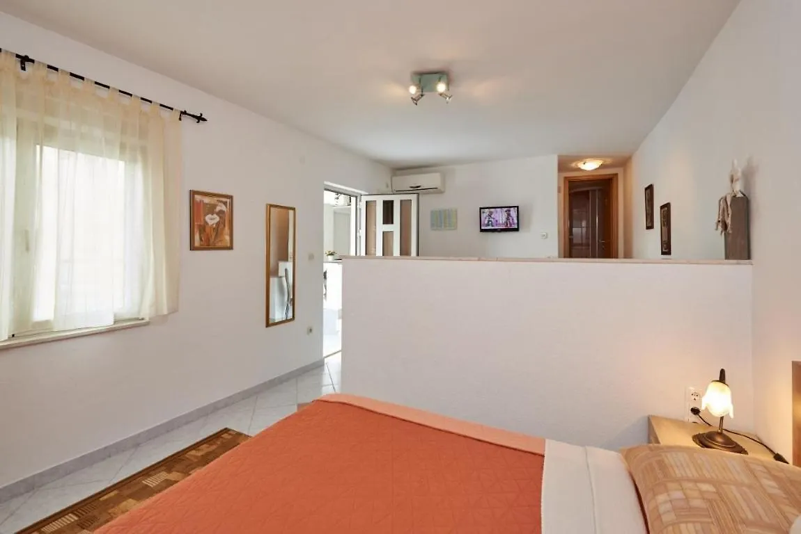 Studio Apartment In Mastrinka With Loggia, Air Conditioning, Wifi, Washing Machine 5159-1 Trogir