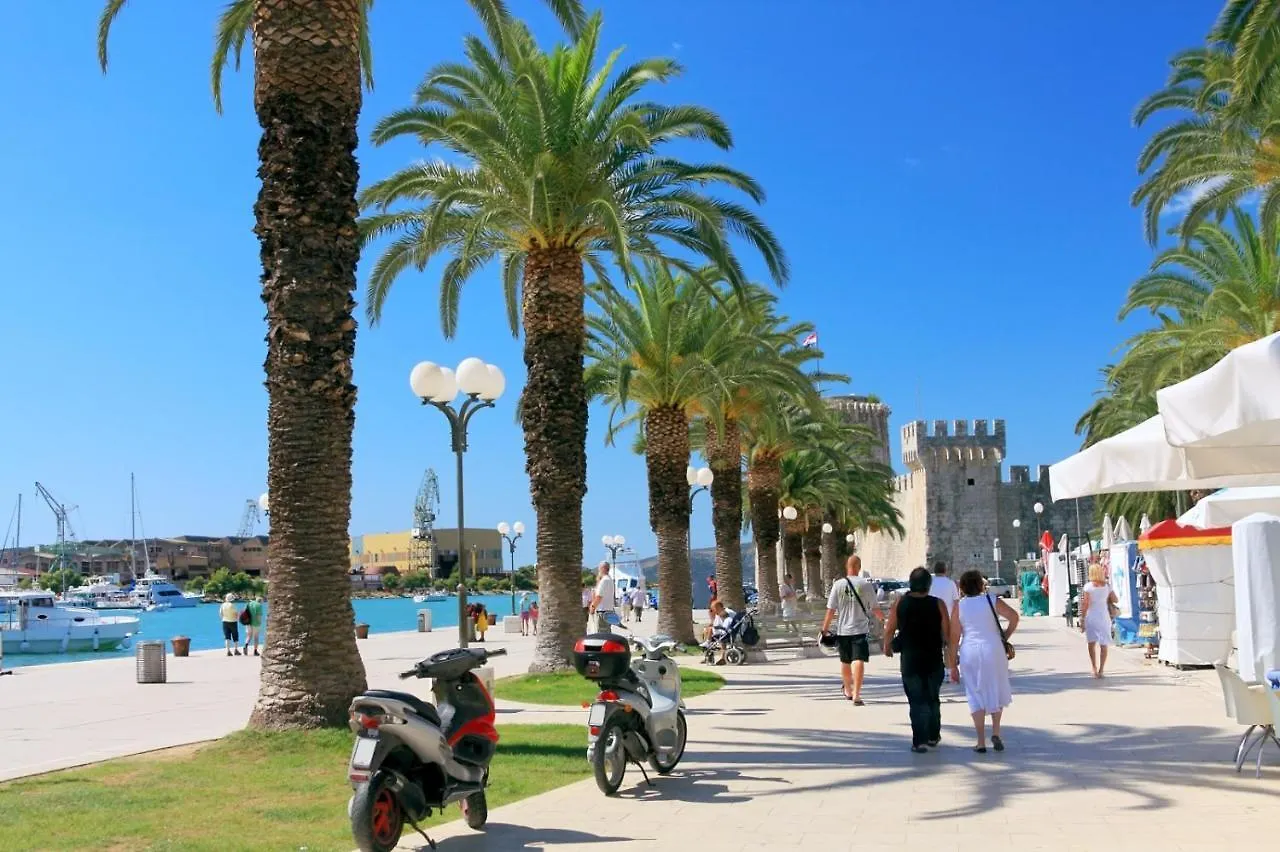 Studio Apartment In Mastrinka With Loggia, Air Conditioning, Wifi, Washing Machine 5159-1 Trogir