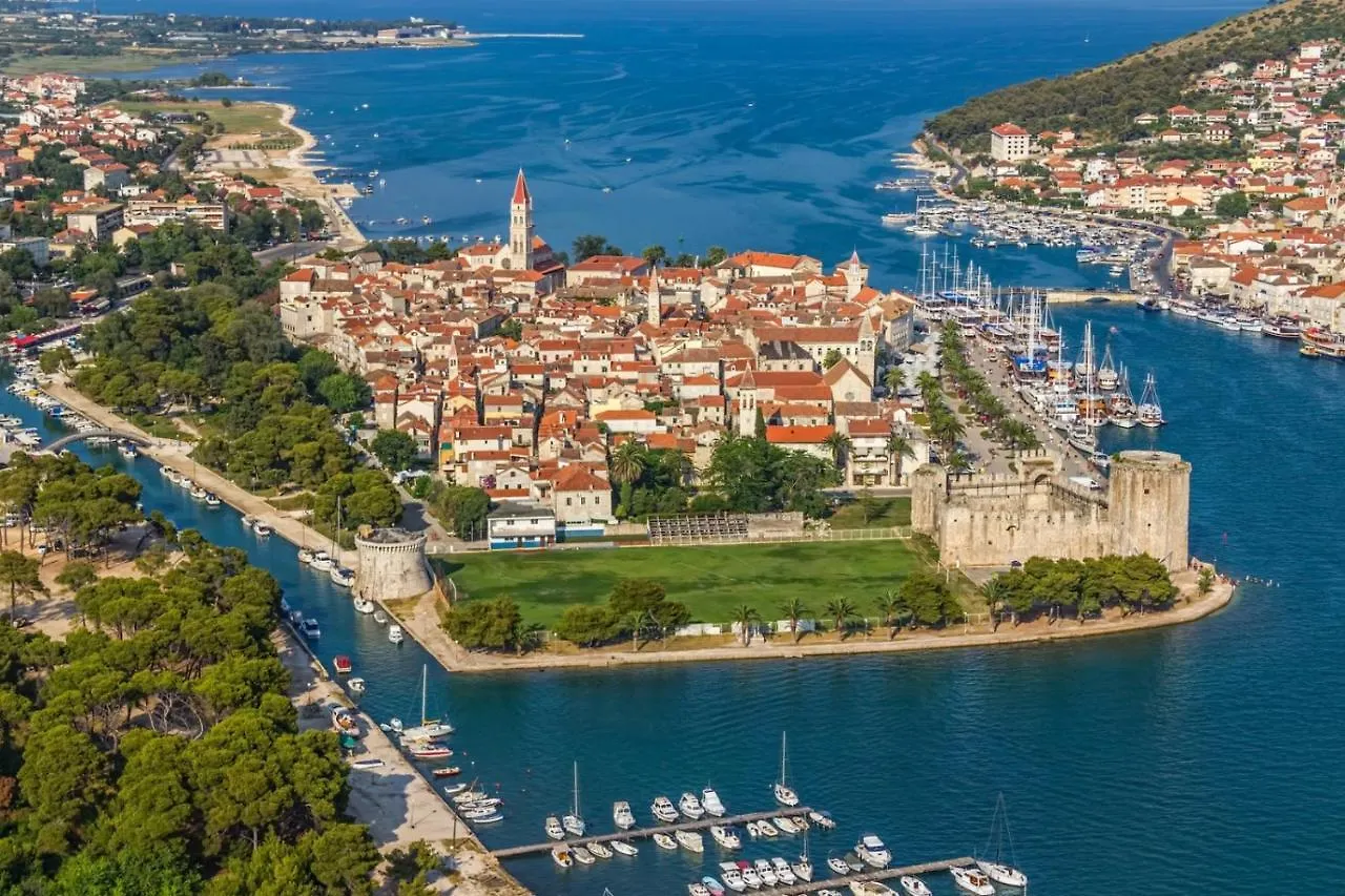 Studio Apartment In Mastrinka With Loggia, Air Conditioning, Wifi, Washing Machine 5159-1 Trogir